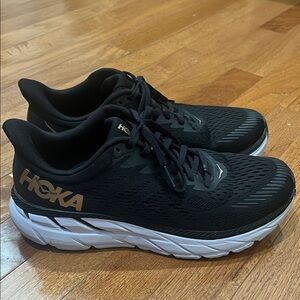 Hoka Clifton 7 Women’s 8.5. Black with white sole.